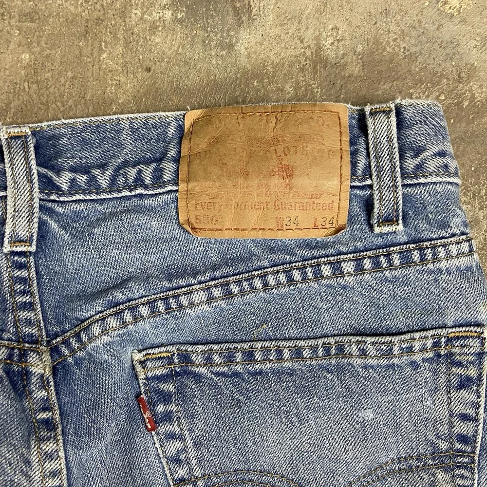 Vintage 90s Levi's 550 Jeans Size 34x34 Blue Denim Light Wash Relaxed Fit Casual
